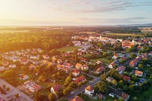 Ceny działek w głównych miastach i przyległych gminach